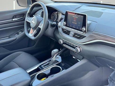 Used 2024 Nissan Altima 2.5 SV FWD image 6