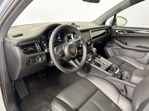 Certified 2026 Porsche Macan AWD/4WD image 4