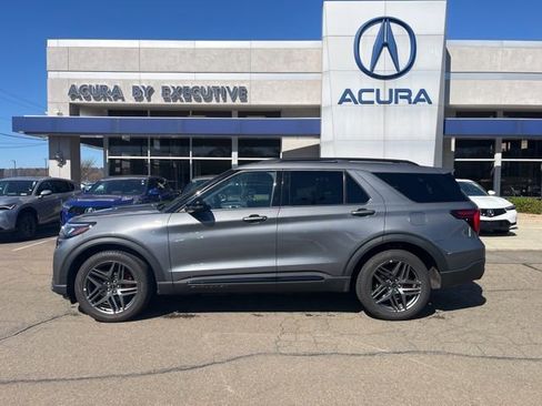 Used 2025 Ford Explorer ST-Line w/ ST-Line Street Pack image 3