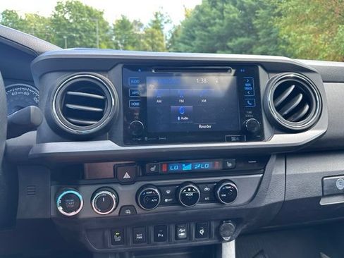 Used 2017 Toyota Tacoma TRD Off-Road w/ Premium & Technology Package AWD/4WD image 15