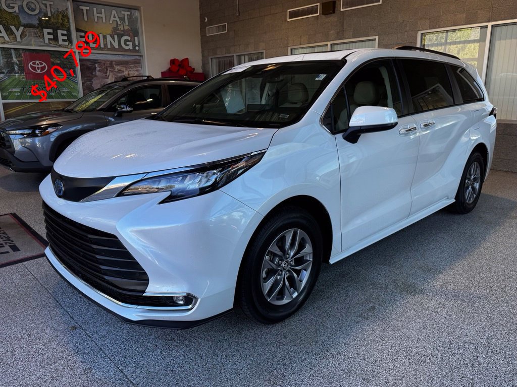 Certified 2024 Toyota Sienna XLE FWD image 4