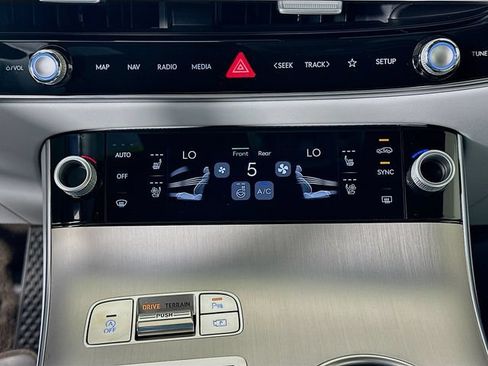 Certified 2026 Genesis GV70 2.5T Advanced AWD/4WD image 14