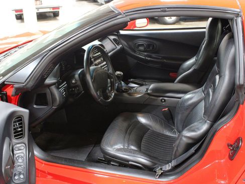 Used 1998 Chevrolet Corvette Coupe w/ Roof Pkg RWD image 10