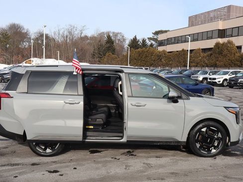 Used 2025 Kia Carnival EX image 3