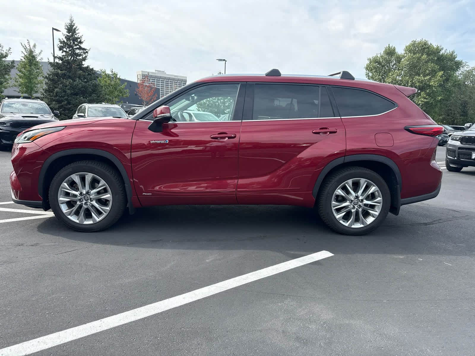 Used 2021 Toyota Highlander Limited AWD/4WD image 2