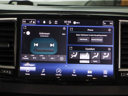 Used 2023 Chrysler Pacifica Touring-L image 19