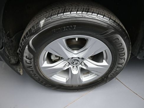 Certified 2022 Toyota RAV4 LE AWD/4WD image 12