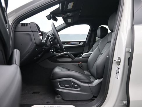 New 2025 Porsche Cayenne Coupe image 13