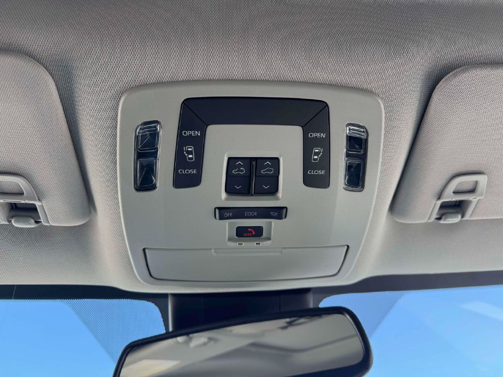 Used 2025 Toyota Sienna LE w/ LE Plus Package AWD/4WD image 32