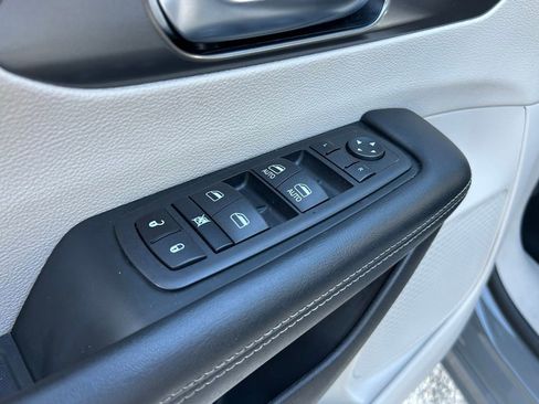 Used 2023 Chrysler Pacifica Touring-L image 49