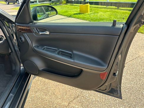 Used 2014 Chevrolet Impala LT w/ LT Sunroof Package FWD image 10