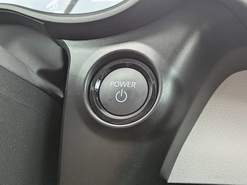 Used 2025 Toyota Sienna XLE FWD image 33