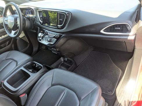 Used 2025 Chrysler Pacifica Select FWD image 21