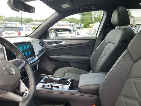 Used 2025 Volkswagen Atlas Cross Sport SE w/ Panoramic Sunroof Package FWD image 24