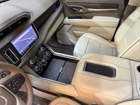 Used 2021 GMC Yukon Denali w/ Denali Premium Package image 33