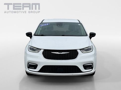 Used 2024 Chrysler Pacifica Touring-L FWD image 2