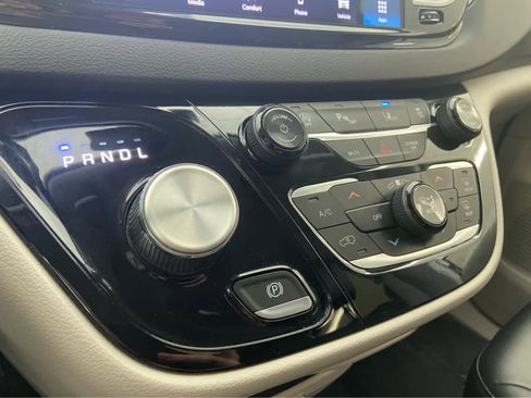 Used 2024 Chrysler Pacifica Touring-L FWD image 34