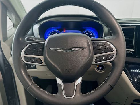 Used 2023 Chrysler Pacifica Touring-L image 18