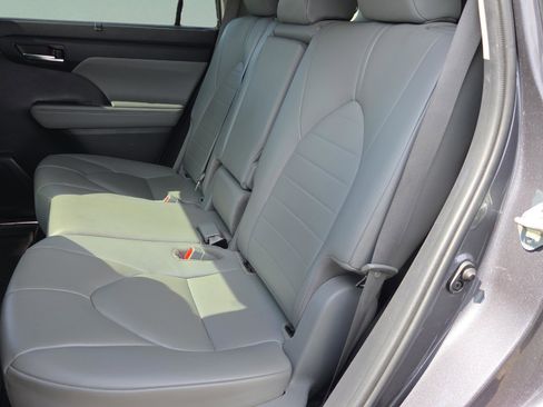 Used 2020 Toyota Highlander XLE image 12