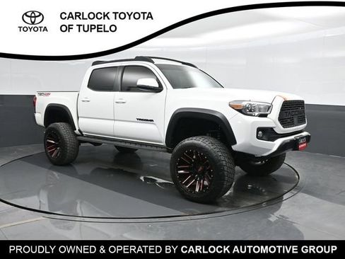 Used 2018 Toyota Tacoma TRD Off-Road AWD/4WD image 5