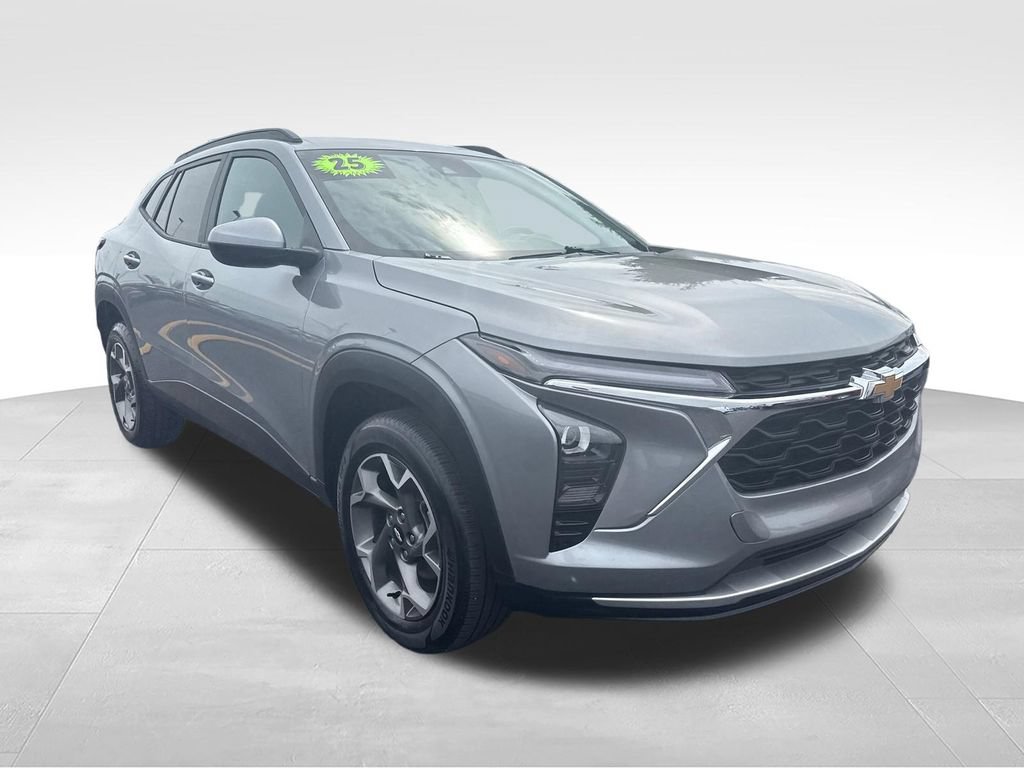 Used 2025 Chevrolet Trax LT FWD image 8