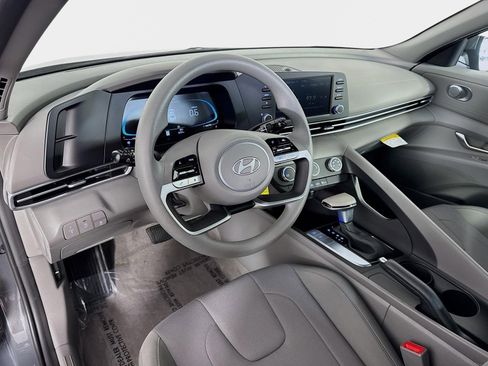 Certified 2025 Hyundai Elantra SE image 9