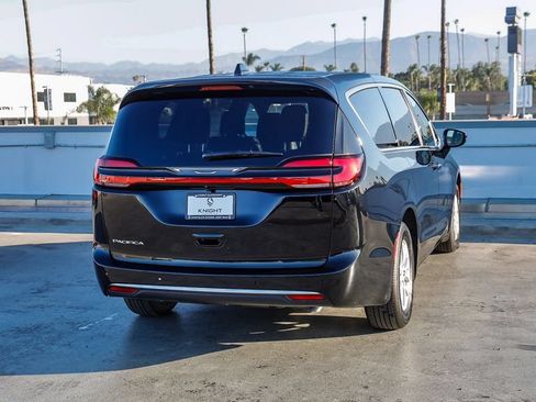 New 2027 Chrysler Pacifica Select FWD image 9