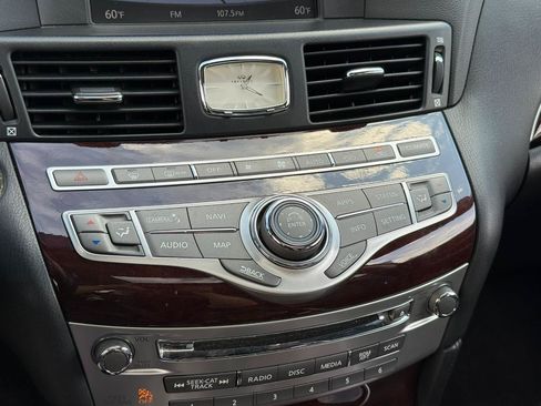Used 2018 INFINITI Q70 Luxe RWD image 26