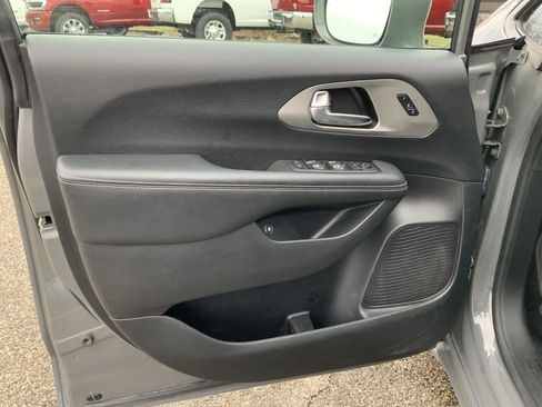 Used 2021 Chrysler Pacifica Limited w/ S Appearance Package image 24