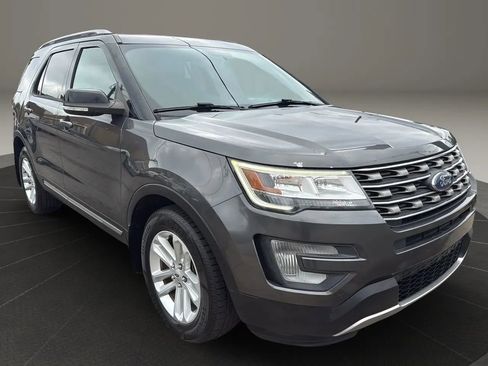 Used 2017 Ford Explorer XLT image 3