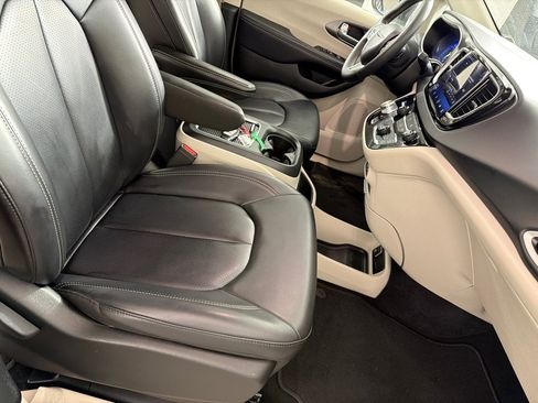 Used 2023 Chrysler Pacifica Touring-L FWD image 24