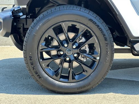 Used 2025 Jeep Wrangler Unlimited Sahara AWD/4WD image 26