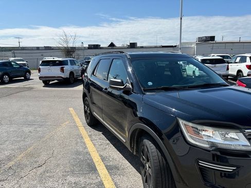 Used 2018 Ford Explorer XLT AWD/4WD image 5