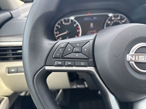 Used 2025 Nissan Altima 2.5 SV image 16