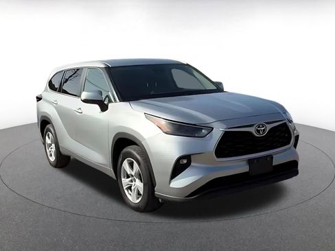 Used 2025 Toyota Highlander LE image 3