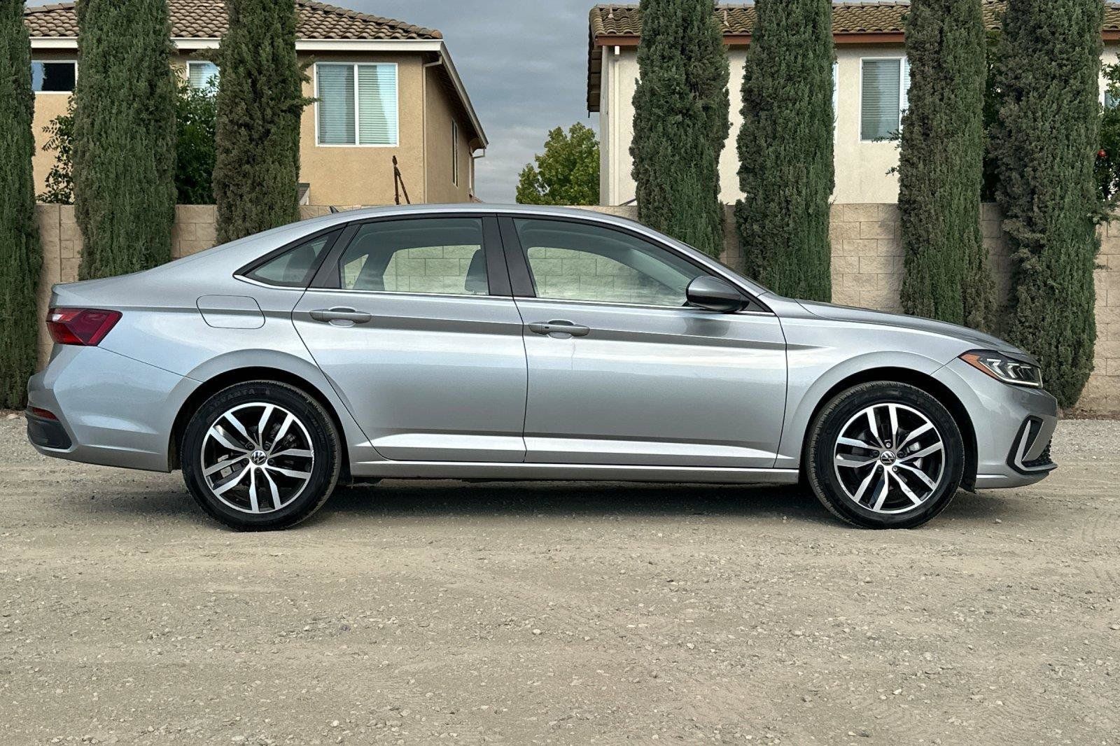 Certified 2025 Volkswagen Jetta SE FWD image 3