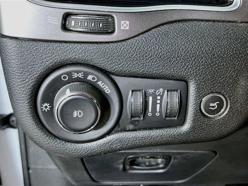 Used 2020 Jeep Cherokee Limited FWD image 13