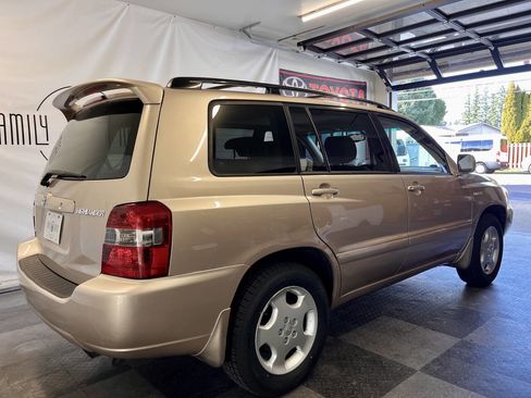 Used 2005 Toyota Highlander 4WD V6 w/ 3rd Row image 3