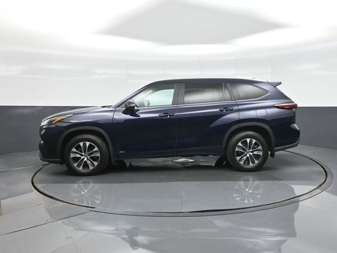 Certified 2024 Toyota Highlander XLE AWD/4WD image 4