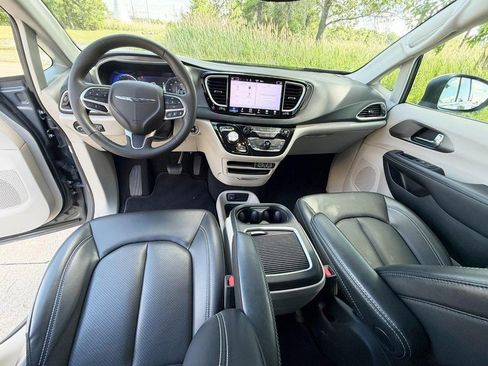 Used 2023 Chrysler Pacifica Touring-L FWD image 20
