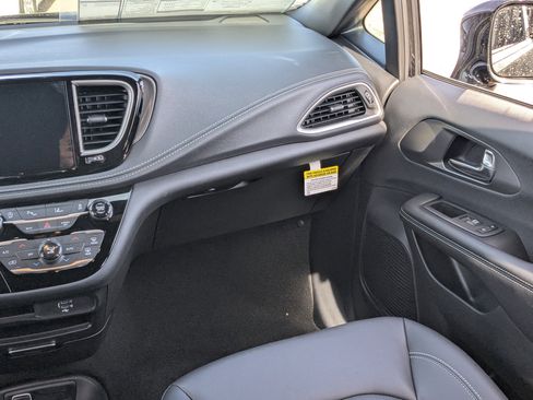 New 2026 Chrysler Pacifica Select image 13