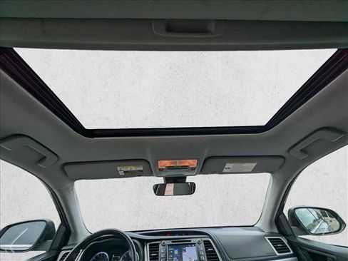 Used 2018 Toyota Highlander XLE AWD/4WD image 20
