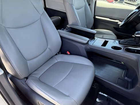 Certified 2024 Toyota Sienna XLE FWD image 11