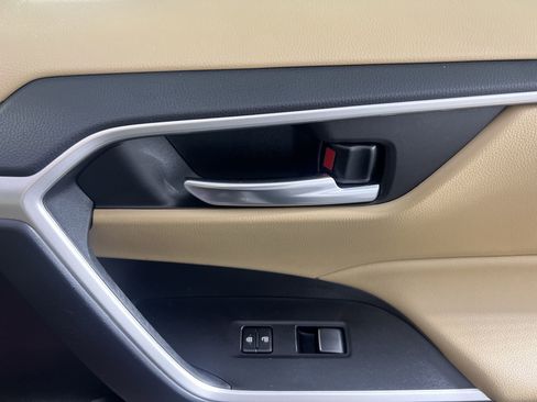 Used 2021 Toyota RAV4 XLE Premium image 33