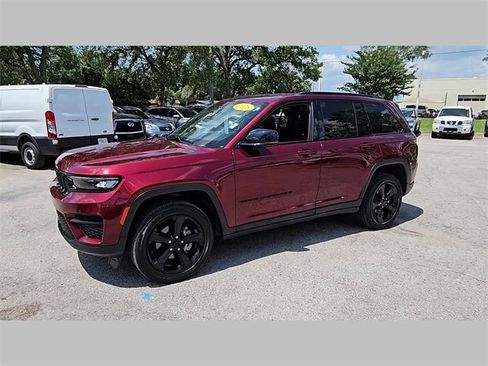 Used 2023 Jeep Grand Cherokee Altitude image 13