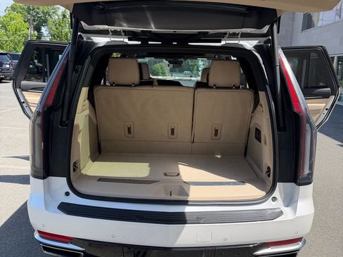 Used 2024 Cadillac Escalade Premium Luxury AWD/4WD image 11