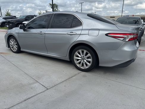 Used 2019 Toyota Camry LE image 3