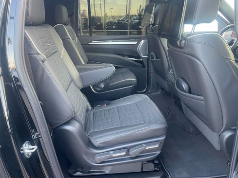 Used 2025 Cadillac Escalade ESV V AWD/4WD image 21