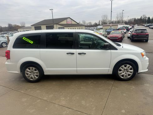Used 2019 Dodge Grand Caravan SE w/ UConnect Hands-Free Group image 4