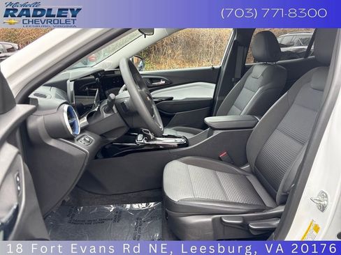 Certified 2025 Chevrolet Trax LT FWD image 21
